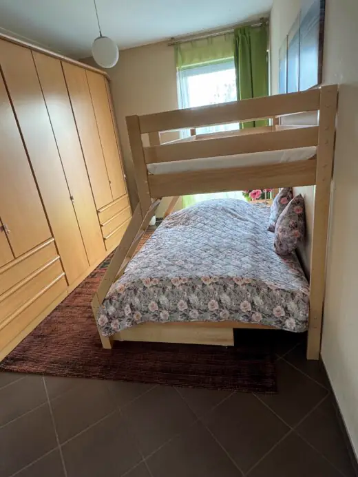 Etagenbett im Schlafzimmer neben dem Kleiderschrank