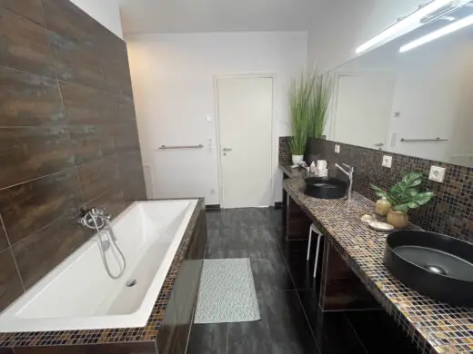 Bad mit Badewanne und Waschschale, Blick zur Tür