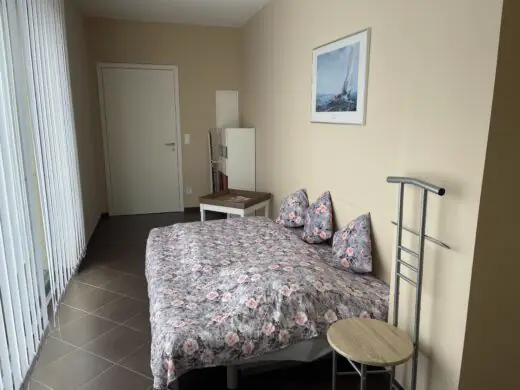 Durchgangszimmer mit Doppelbett und Herrendiener, Blick zur Tür
