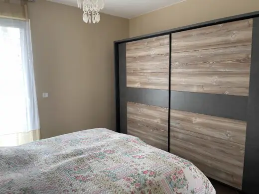 Schlafzimmer mit Schiebetürschrank und Doppelbett