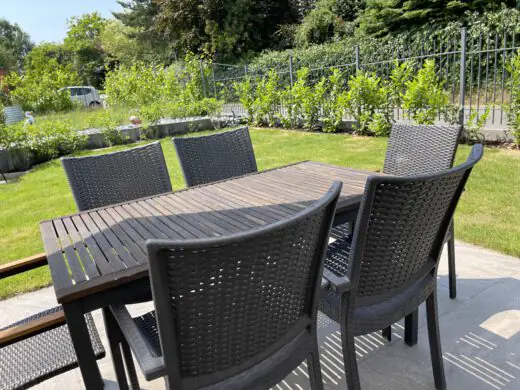 Gartentisch mit Stühlen im Gästegarten, Blick über den Rasen