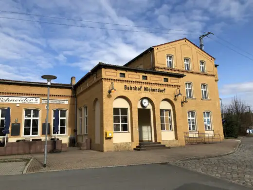 Bahnhof Michendorf, gelbes Backsteingebäude mit Uhr