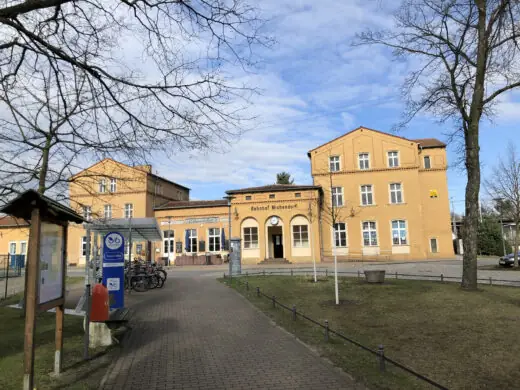Bahnhof Michendorf mit Vorplatz, Bäumen und Fahrradständern