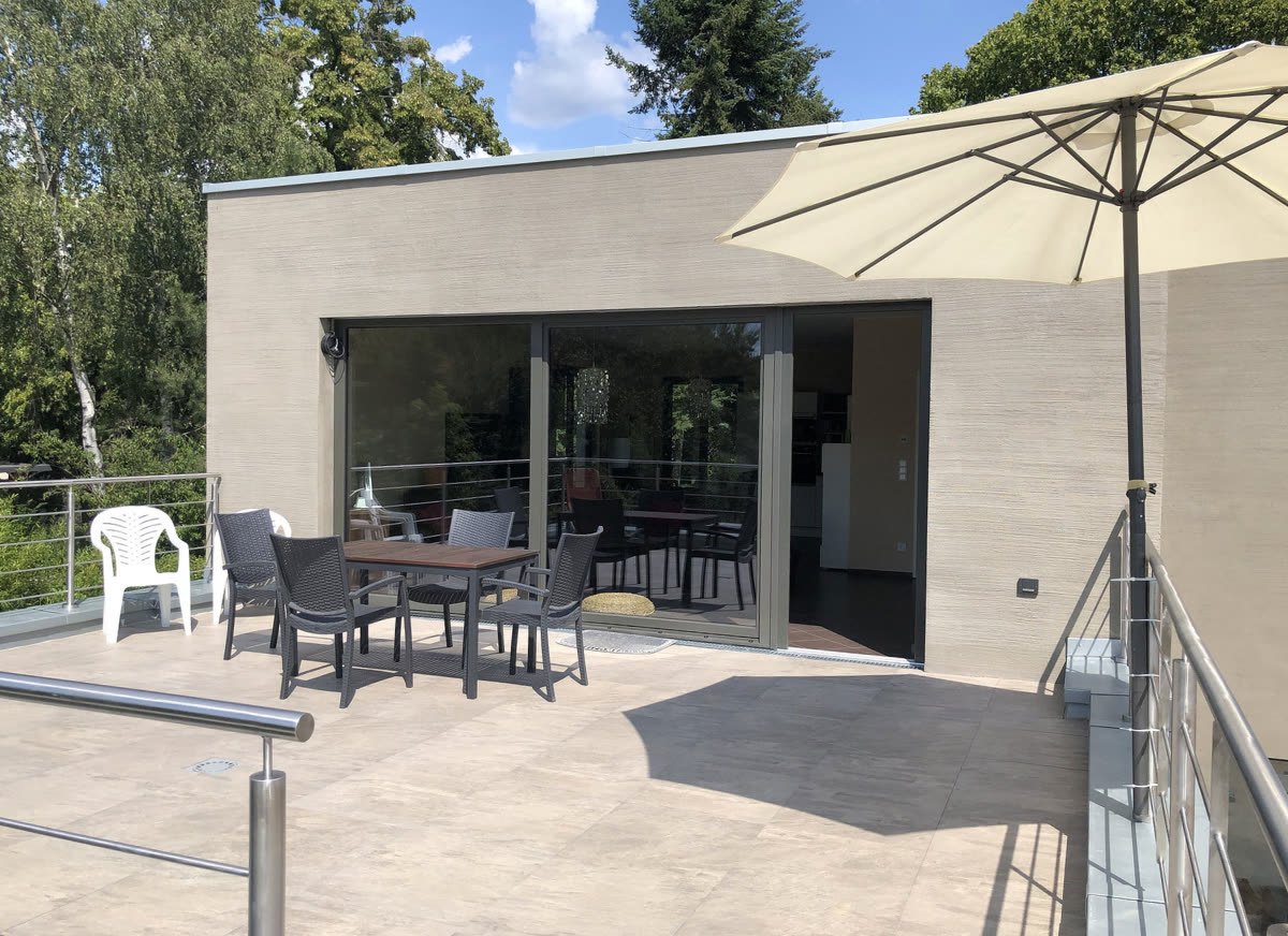 Dachterrasse der Ferienwohnung in Michendorf mit Blick ins Wohnzimmer